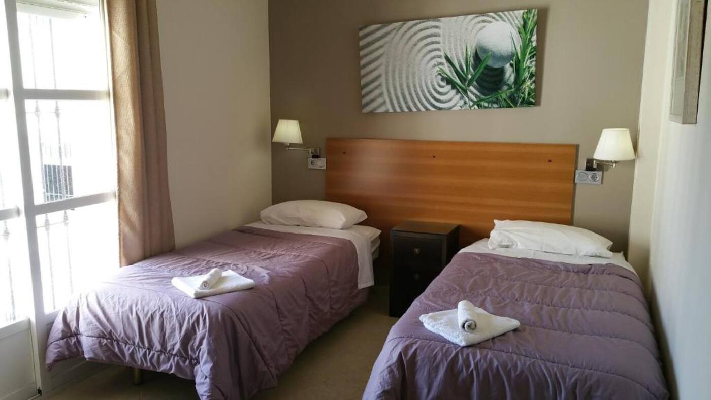 Bright twin room with window at Sotel Valle Guadiaro